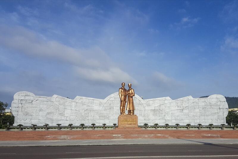 Tượng đài Nguyễn Sinh Sắc-Nguyễn Tất Thành